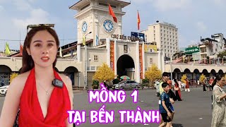 Em gái xinh đẹp Xuân 2025 mồng 1 tại Chợ Bến Thành Sài Gòn