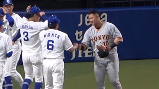 大阪桐蔭の2学年先輩・平田に挨拶に来て談笑する中田翔 (2022/03/15)