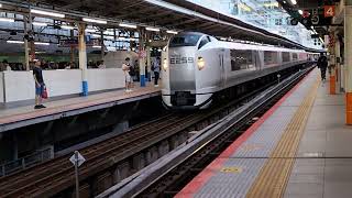 E259系クラNe014編成横浜駅発車