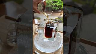 巨大な氷の器で飲むアイスコーヒー！香りを最大限に楽しめるコーヒーはアイスをトッピングしても最高【cafe33：京都七条】