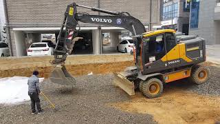 VOLVO EW140E 06W 원룸기초바닥 골재포설 작업영상 초보자필수