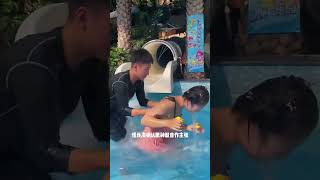 #水上乐园冲冲冲 #水上乐园 #水滑梯 #抖音 #抖音 #cute #couple #funny #douyin #waterpark #搞笑 #搞笑 #pool #熱門 #熱門 #kiss