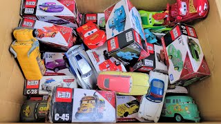 I put together Tomica Cars on cardboard. I'll put more and more minicars in the same picture box!