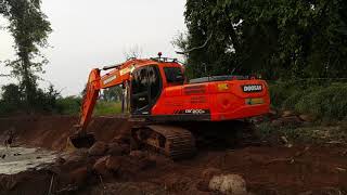 รถขุดดูซาน กับงานลอกคลองเจอก้อนหินจังๆ มาดูว่าจะขุดเข้ามั้ยครับ EXCAVATOR DOOSAN DX200A