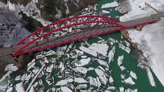 【ドローン】絶景　山奥の「流氷」　新潟・破間川ダムの「雪流れ」