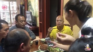 深山里邊30元一斤這種野蘑菇，很少人能吃得到，比吃肉還過癮【桂平光哥】