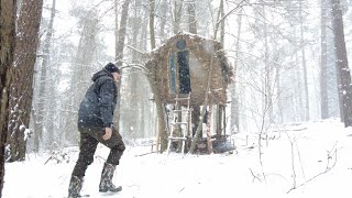 Winter Camp in Snowstorm Conditions, Snow Camp in a Treehouse in the Forest in Heavy Snowfall, Hut