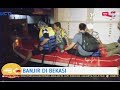 Petugas Evakuasi Korban Banjir di Komplek Dosen IKIP Bekasi - SIP 01/04