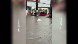 パラグアイ、ルケで大雨により道路が大洪水に見舞われる