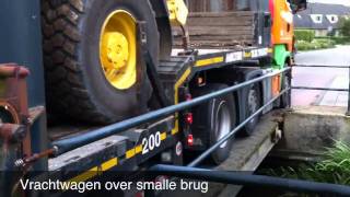 Vrachtwagen over smalle brug