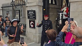 KINGS GUARD SHOUTS MANY TIMES CORPORAL POINTS OUT THE LINES TO CHINESE TOURIST #kingsguard