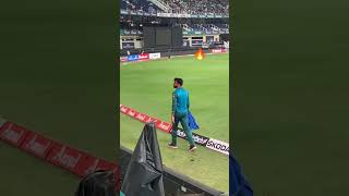 A Fan throws his phone to Shadab khan Can you guess what shaddy said ? #shadabkhan #t20worldcup