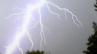 Close lightning strike in Poland (bardzo bliskie uderzenia pioruna, burza 06.08.2010)