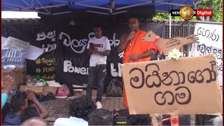 මයිනාගෝගම අරලියගහ මන්දිරය ඉදිරිපිට ස්ථාපිත කෙරේ