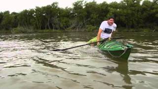 Cómo subirse a un kayak desde el agua