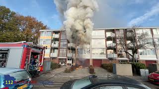 Zeer grote, uitslaande brand in flatwoning ’s Heerenberg; gebouw ontruimd