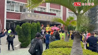 警察辛苦護轎、交管 白沙屯媽祖婆駐駕通霄警分局 (通霄警分局提供)