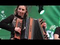 claudia hinker spielt „ich hör so gern harmonika“ gemeinsam mit „die lauser“ auf der kaiser wiesn