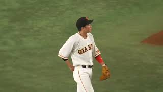 ポランコと盛り上がりスタンドへ手を振る坂本勇人