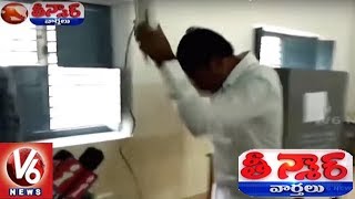 Jana Sena Andhra MLA Candidate Madhusudan Smashes EVM At Polling Station | Teenmaar News | V6 News