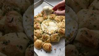 Baked Brie Wreath 🤩🎄#brie #cheese #appetizer #dinnerparty #holiday #shorts #party #butter #baking