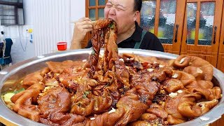 A Qiang made 12 pounds of ”boiled pig intestines”, spicy and chewy, really enjoyable