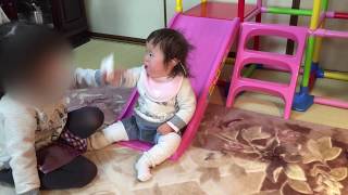 お姉ちゃんと楽しい滑り台　ダウン症児2歳1ヶ月