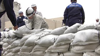 梅雨入り前に「土のう」つくる訓練　土の量・砂がこぼれにくい紐の結び方など確認