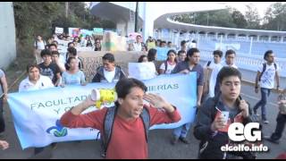 Pseudoestudiantes UV agreden a reporteros durante marcha en Xalapa