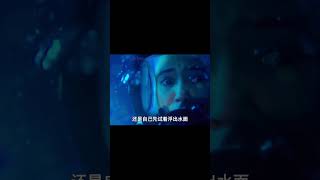 女孩為和鯊魚親密接觸盲目潛水，生命永遠停留在海底牢籠《鯊海》