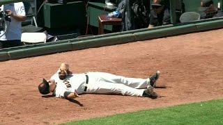 ARI@SF: Lopez falls down running to the bullpen