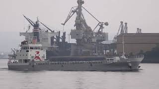 灰色の内航一般貨物船　LUCKY SHOSEN 航行　general cargo ship