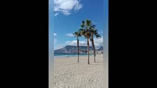 Calpe ☀️🇪🇦 sehr schöne Strandpromenade. Sehr schöner Blick auf den Felsen und das Meer.