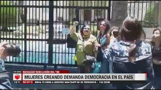 Mujeres Creando pintaron la fachada del TSE de color azul en señal de protesta