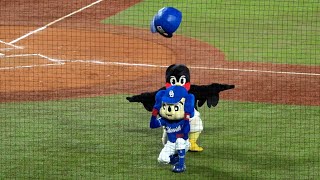 ドアラの耳をたたんでから空中くるりんぱ！つば九郎 2023/05/13 東京ヤクルトスワローズvs中日ドラゴンズ 神宮球場