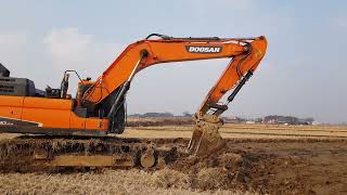 DOOSAN DX300LC-5 텐장비 작업 기사님 인터뷰 장단점 참조 두산관계자 여러분들 이영상 꼭보시고 문제점 보안해 주세요~