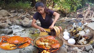 Big crabs curry spicy delicious with duck eggs for dinner - Survival cooking in