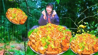 #Delicious food Rural girl eat mother's secret system three sauce braised meat  农村吃货赶场回来吃三汁焖锅