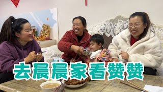 小超一帮青年下地干活，楠楠跟鹏妈做好后勤工作，晨晨：我们放心【小超的农村事】