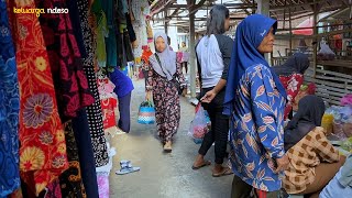 pergi ke pasar tradisional, belanja dan beli jajan pasar untuk sarapan