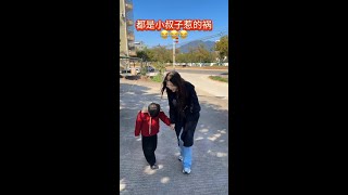 学校要开家长会，儿子问老师：叔叔来行吗？老师说：行！儿子就带着两岁的小叔子去了，老师连续给我们打了几十个电话，说叔叔哭着要回家，叫我们去接回家！#搞笑