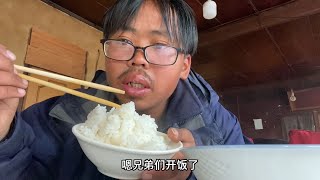 香格里拉下了一天雨，又冷又湿，吃碗68块的牦牛肉压压惊【小张的vlog日记】