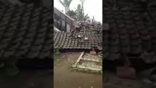 Sekolah dan rumah warga ambruk akibat gempa bumi 5,6 SR di Cianjur Jawa barat #shorts #gempa