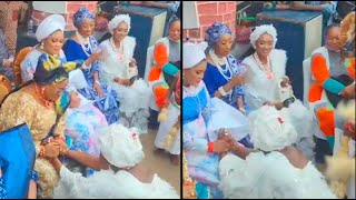 So Humble! Ooni of Ife’s Wife, Olori Ashley,Goes on Her Knees to Greet the First Wife \u0026 Other Wives!