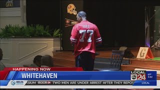 Former 49ERS player speaks during Sunday Service