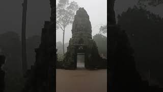 ភ្លៀងនៅប្រសាទតាព្រហ្ម Cara sonriedo el templo Taprom.