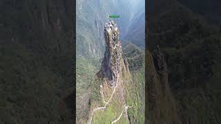 上山容易下山难，垂直接近90度，这里是贵州梵净山，一个离天空最近的地方