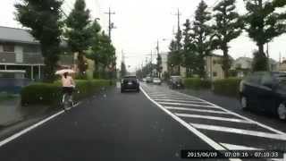 捕まるのにまだいる無法傘さし自転車