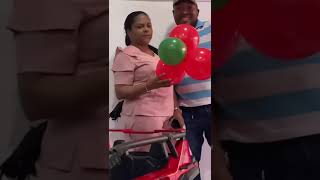 Clientes felices comprando una súper camioneta gigante Luxury de 2 niños llantas de goma y control e