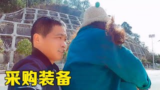 和90后美女结伴旅行，即将一起去西藏，小伙采购了大量物资【小哥在旅途】